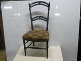 une chaise posée sur un socle dans une pièce