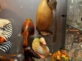 une vitrine contenant divers oiseaux et vases en bois