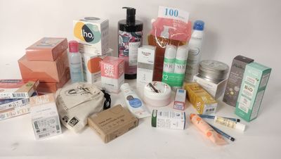 de nombreux types de produits de soins de la peau sur la table