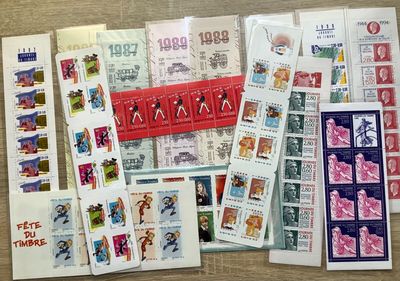 de nombreux types de timbres sur la table