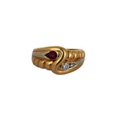 gros plan d'une bague en or avec une pierre en rubis