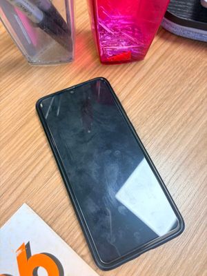 un téléphone portable posé sur une table à côté d'une tasse de café