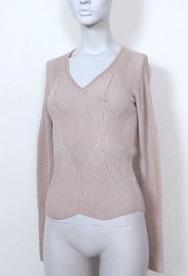 une image d'un mannequin portant un pull-over beige