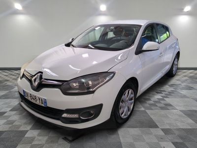 La voiture blanche est garée sur le sol à damier du garage.
