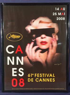 L'affiche du Festival de Cannes est accrochée au mur.