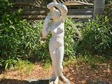 une statue représentant un homme avec une chèvre sur la tête