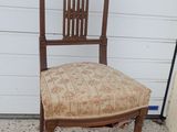 une chaise en bois avec une assise et un coussin posé dessus
