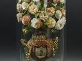 une cloche en verre avec un visage à l'intérieur