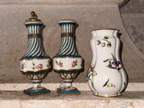 trois vases posés les uns à côté des autres sur un rebord