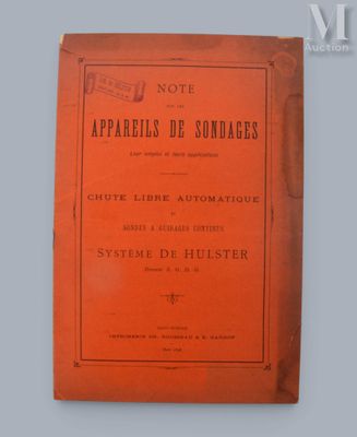 un livre à la couverture orange posé sur une table
