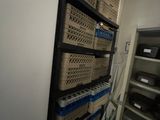 un réfrigérateur dans une pièce où les étagères sont encombrées de cartons