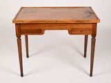 un vieux bureau en bois avec un plateau en verre, sur fond blanc