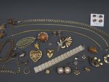 un assortiment de bijoux en or et en argent, comprenant notamment un bracelet, un bracelet, une bague, une broche et d'autres articles