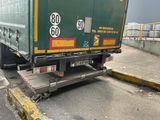 un camion garé sur le côté de la route