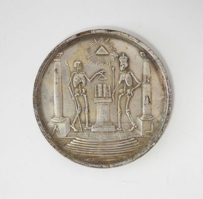 une image représentant une pièce d'argent sur laquelle figurent un homme et une femme