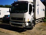 un camion blanc garé à côté d'une voiture