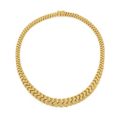 un collier en or jaune orné d'un motif en mailles forçat