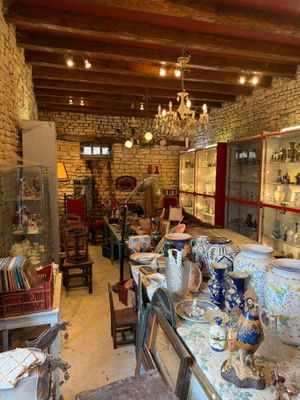 des tables et des chaises dans une pièce avec un lustre en arrière-plan