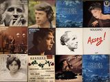 de nombreuses pochettes d'albums sur le mur de cette pièce