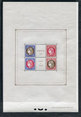 une photo encadrée représentant un groupe de personnes figurant sur des timbres