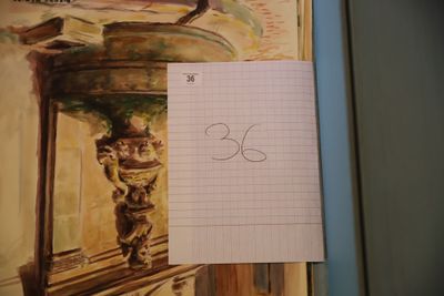une photo représentant un dessin d'un vase posé sur une table