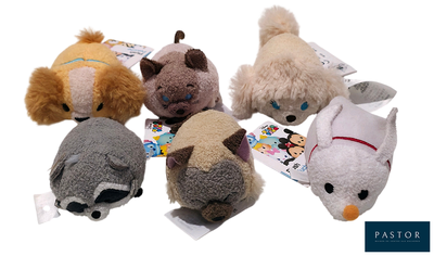 cinq peluches posées sur une surface blanche