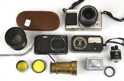 a lot of things that are sitting on a table