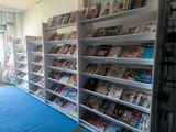 beaucoup de livres sur les étagères du magasin