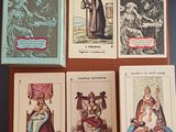 Plusieurs cartes sont posées sur une table recouverte d'une nappe marron.
