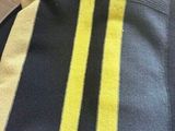 un sac posé sur une chaise