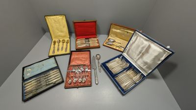 beaucoup d'argenterie dans un coffret sur une table
