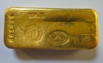 gros plan d'un lingot d'or sur une surface blanche