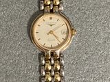 gros plan d'une montre-bracelet sur une table