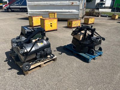 deux compresseurs d'air posés sur des palettes dans un parking
