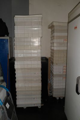 une pile de cartons dans une pièce, à côté d'un réfrigérateur