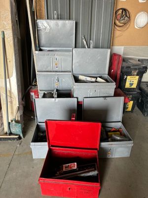 beaucoup de cartons et d'outils dans un garage
