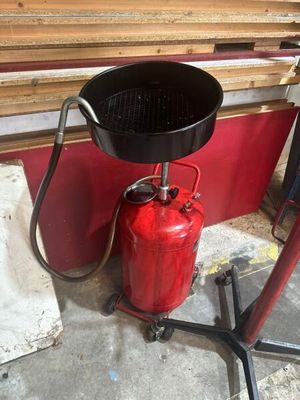 un extincteur posé sur un support à côté d'une borne d'incendie
