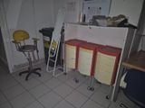 une image d'une pièce avec un bureau et une chaise