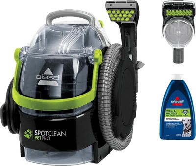 un gros plan sur un aspirateur vert et noir et un flacon de produit nettoyant