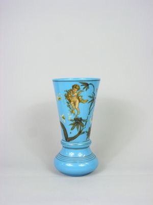 un vase bleu avec l'image d'une femme dessus