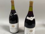 trois bouteilles de vin sont posées l'une à côté de l'autre sur une table