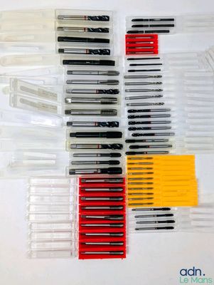 un grand nombre de stylos posés sur une table