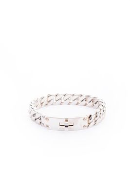 gros plan d'une bague en argent sur fond blanc