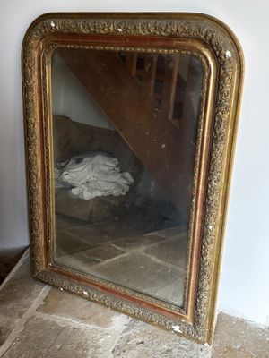 un miroir posé par terre à côté d'un escalier
