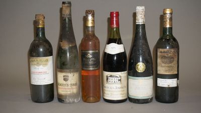 plusieurs bouteilles de vin sont alignées sur une table