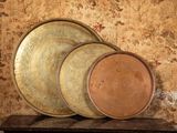 trois assiettes posées sur une table
