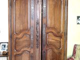 une grande armoire en bois dans un coin du salon