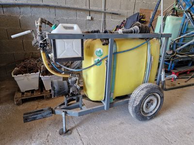 un chariot sur lequel est posé un réservoir jaune, dans un garage