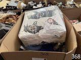 une boîte remplie de vêtements et d'autres objets dans une pièce