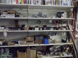 de nombreux objets sur les étagères du garage